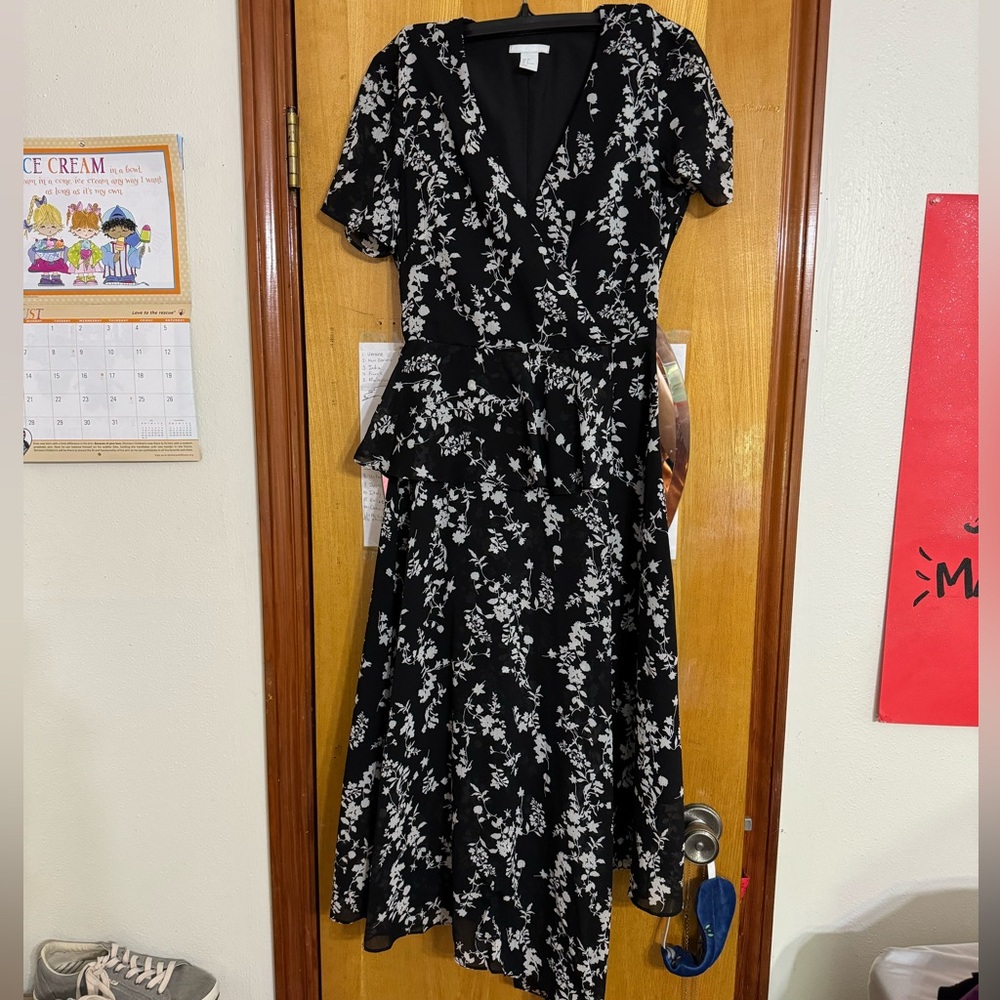 H&M black white flower dress vneck gorgeous style size 4